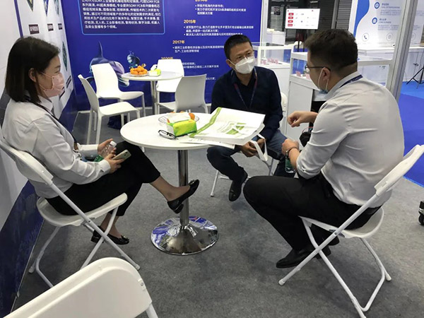 王工與海博會(huì)咨詢的客戶交談