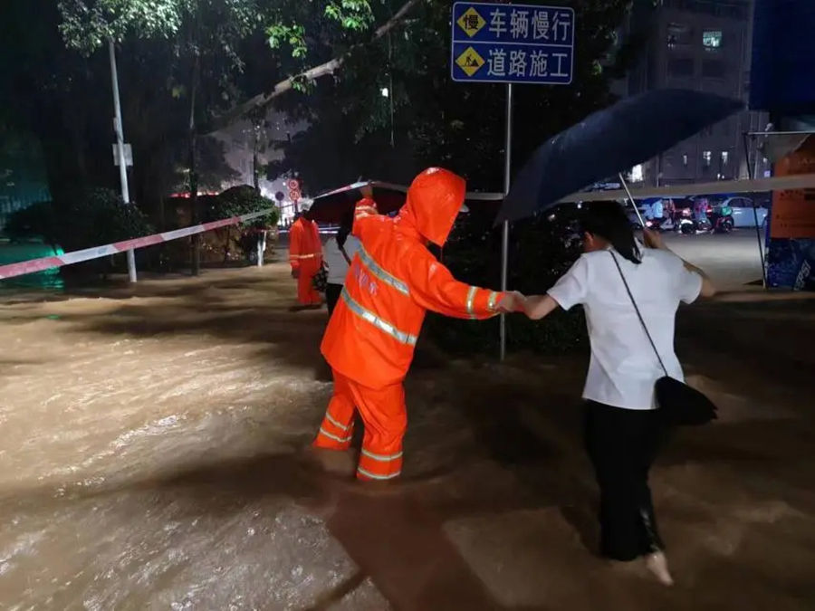 暴雨中引導(dǎo)被困人員到安全地點(diǎn)